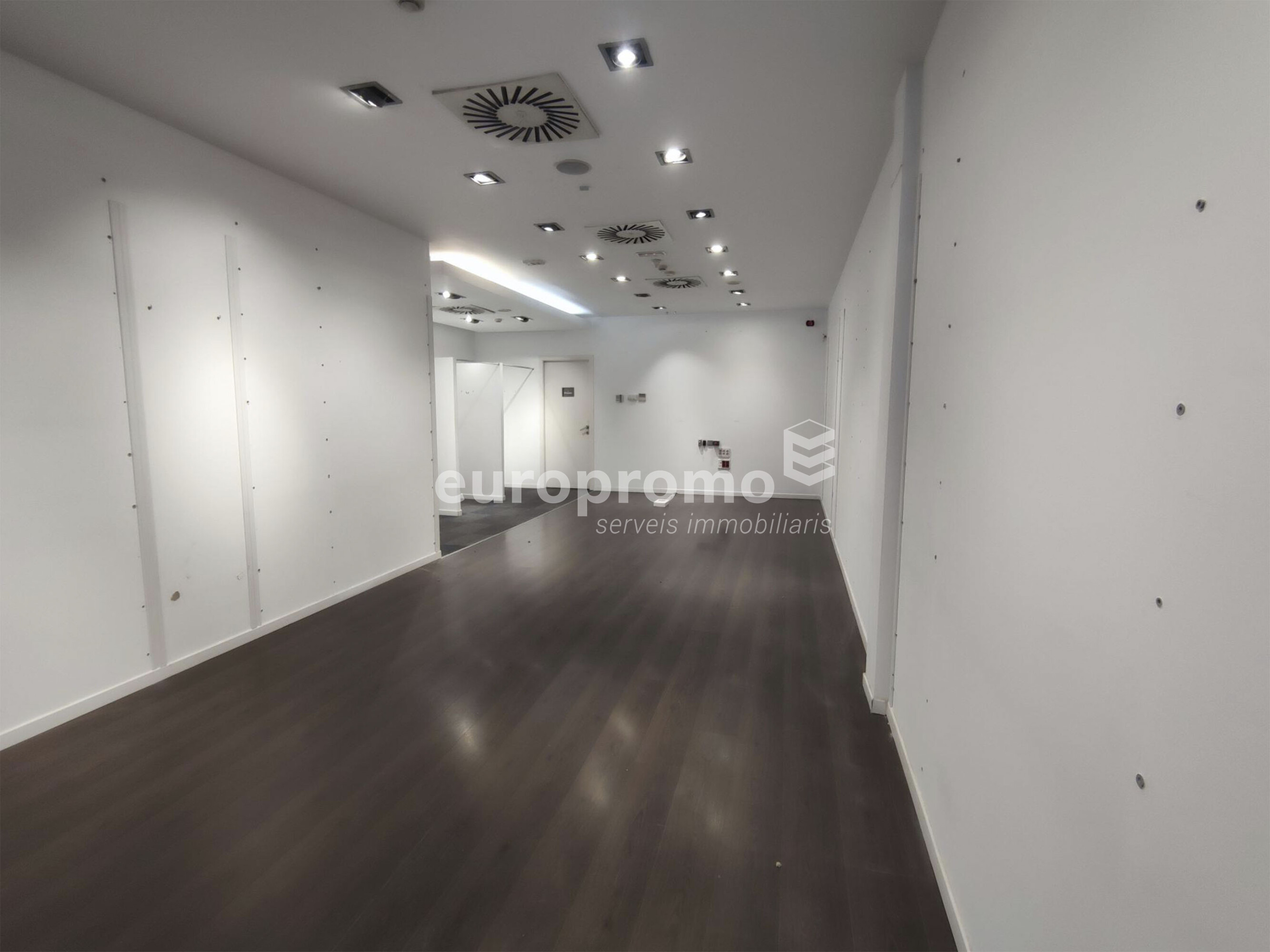 Fantástico local de 78 m² situado a primera línea y mejor zona comercial de la ciudad! 